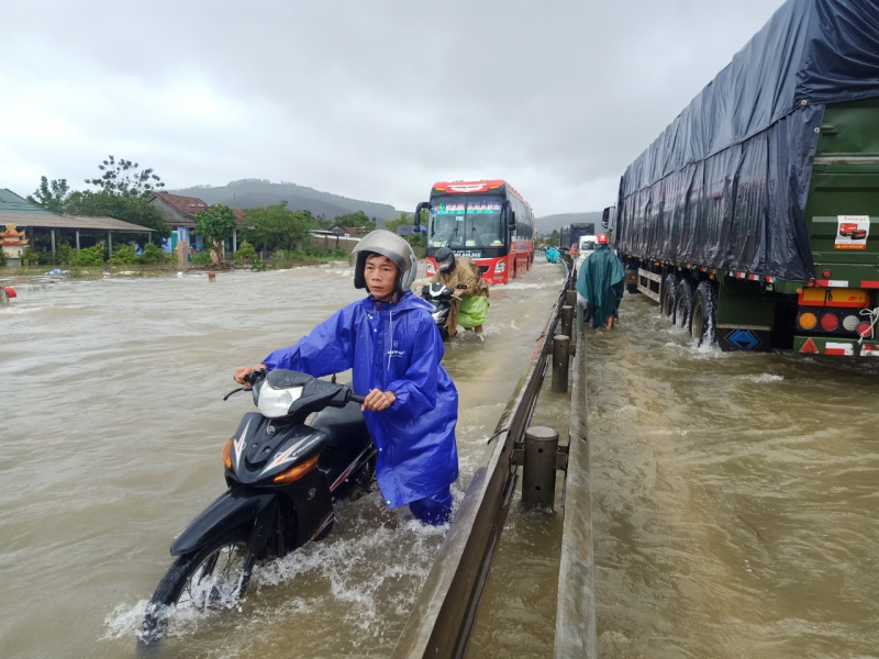 Lượng mưa lớn khiến nước sông tăng nhanh kéo theo một số điểm ngập cục bộ khu dân cư. Trong ảnh là tuyến giao thông ngập ở Quốc lộ 1A đoạn qua xã Lộc Trì, huyện Phú Lộc với mực nước khoảng 0,4-0,5m.