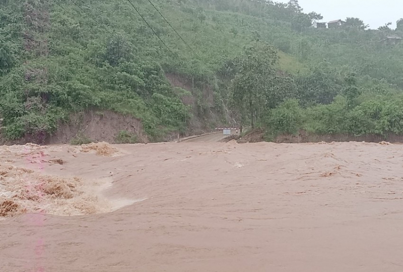 Tại tỉnh Quảng Trị, mưa lớn trên địa bàn tỉnh đã gây ngập lụt cục bộ, chia cắt tại một số ngầm tràn tại nhiều xã trên địa bàn. Trong ảnh này là cảnh dòng nước chảy xiết tại Tràn A Vao đường vào trung tâm xã A Vao (huyện Đakrông).