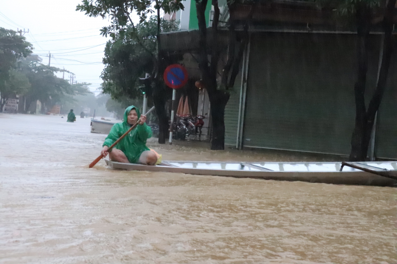 Di chuyển bằng ghe thuyền.