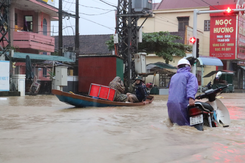 Dùng ghe đi lại.