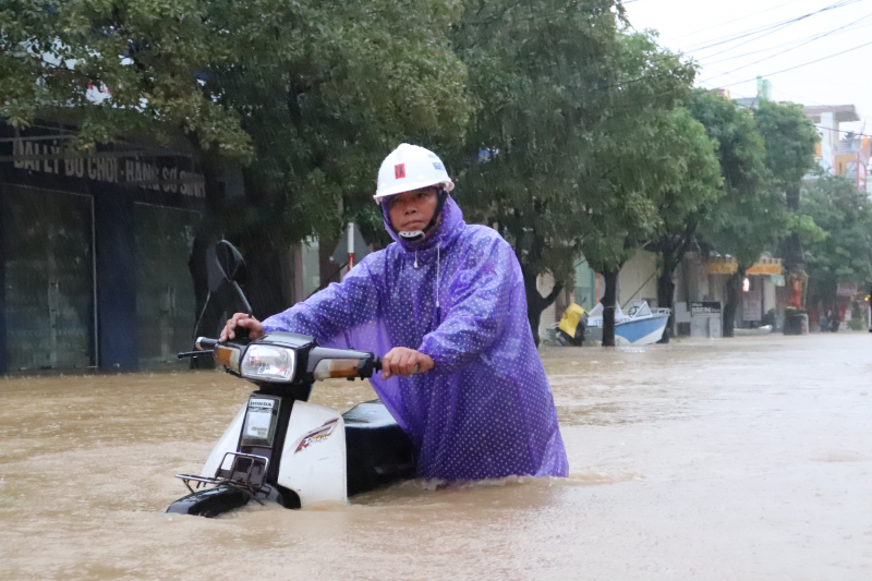 Nước ngập đường sá ở Quảng Bình.