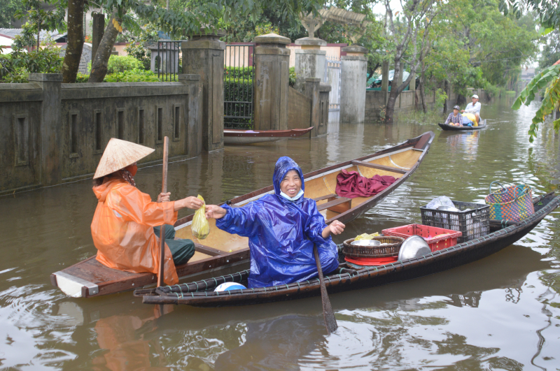 Mưa lớn cùng với hoạt động điều tiết nước của các thủy điện, thủy lợi đã khiến nhiều vùng thấp trũng của tỉnh Thừa Thiên Huế ngập trong con nước bạc.