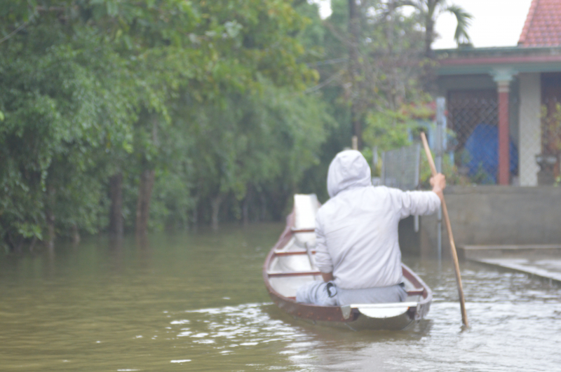Tại thôn Xuân Tùy, xã Quảng Phú, huyện Quảng Điền, các con đường vẫn còn ngâm mình trong nước lụt. Con nước bạc bao vây lấy ngôi làng này tứ phía cả tuần này.