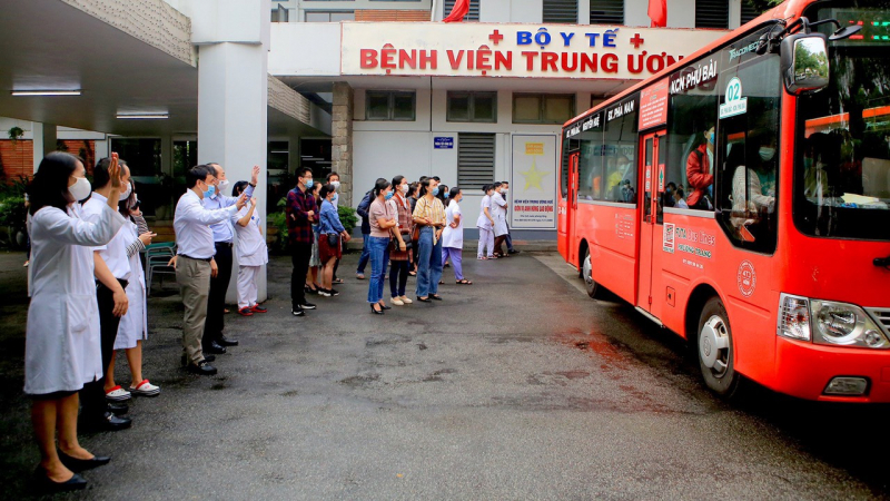 Chia tay đoàn công tác bệnh viện vào TP Hồ Chí Minh chống dịch.