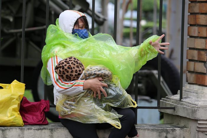 Không khí lạnh đến bất ngờ sau nhiều ngày nắng ấm đã làm cho nhiều người dân phải mặc thêm áo mưa để tránh gió lạnh. Ảnh: GDTĐ.
