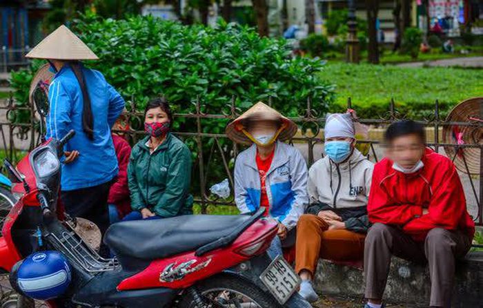 Muôn kiểu thời trang trong ngày Hà Nội đón đợt gió mùa tràn về thứ hai trong năm nay. Ảnh: NLĐ.