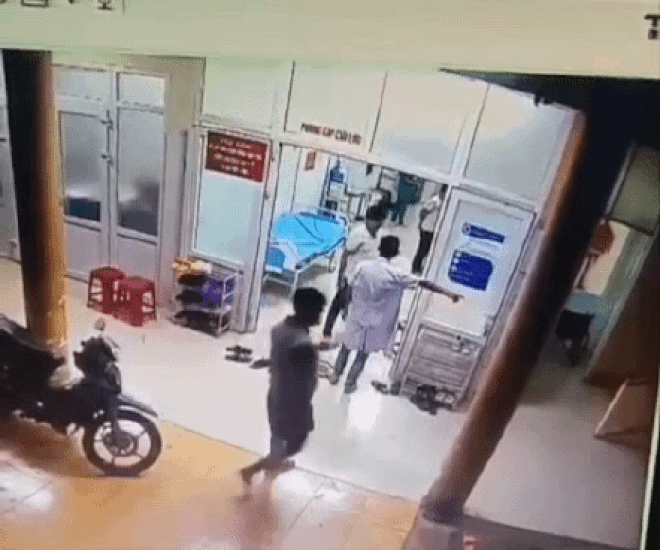 Anh Hòa bị người nhà bệnh nhân tấn công ngay phòng cấp cứu. Ảnh trích xuất clip.