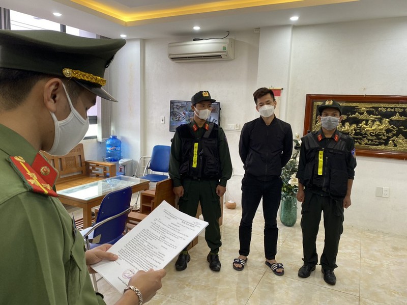 Lực lượng công an đọc lệnh khởi tố đối với Nguyễn Tiến Đường.