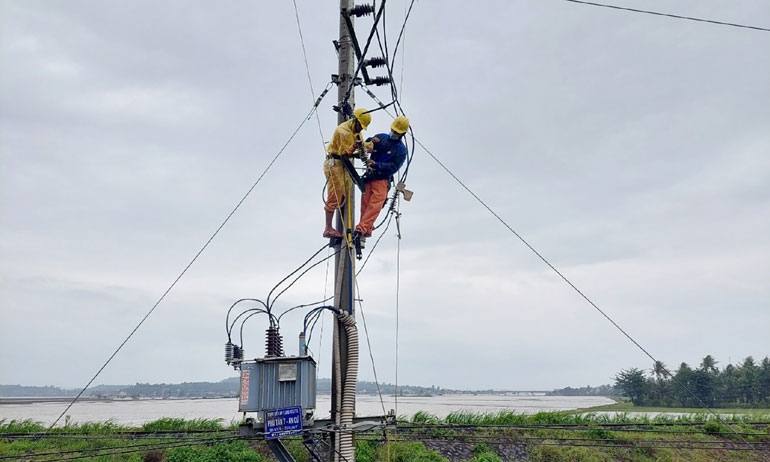 Nhân viên Điện lực Tuy An khắc phục lưới điện trên địa bàn. Ảnh: Baophuyen.