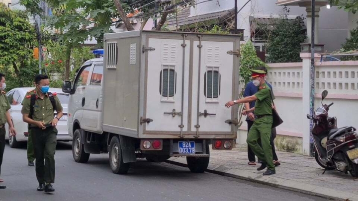 Lực lượng chức năng thực hiện lệnh bắt tạm giam ông Phạm Văn Điểu. Ảnh: L.P