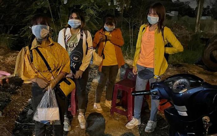 4 em gái may mắn được giúp đỡ để tiếp tục hành trình về quê. Ảnh: Người Thuận Nam.