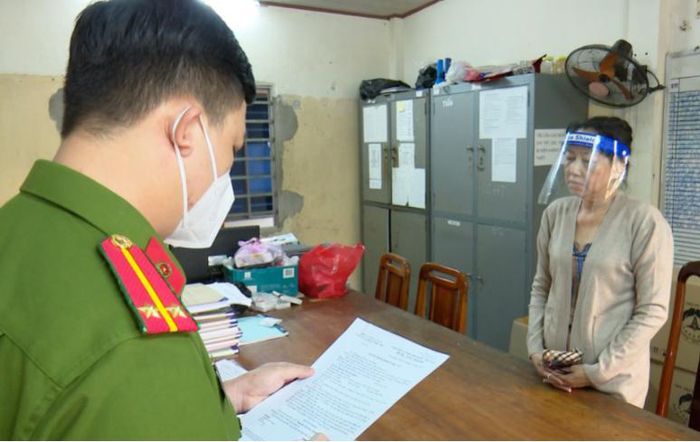 Nguyễn Thị Kim Hạnh (Mười Tường) nghe đọc quyết định khởi tố tội danh thứ 6. Ảnh: Công an tỉnh An Giang.