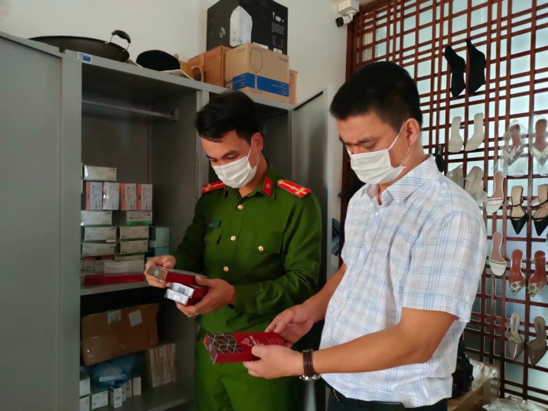 Lực lượng Phòng Cảnh sát Môi trường kiểm tra Thẩm mỹ viện 108 Hà Nội. Ảnh: Nguyễn Tú.