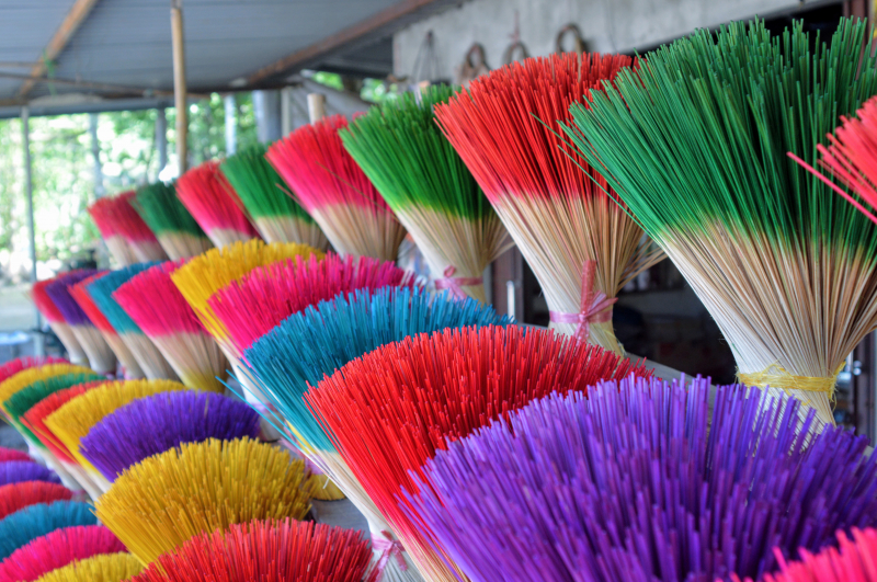 Ở Cố đô Huế, làng hương Thủy Xuân nổi tiếng khắp vùng là nơi lớn nhất sản xuất ra cây hương phục vụ dịp lễ, Tết.