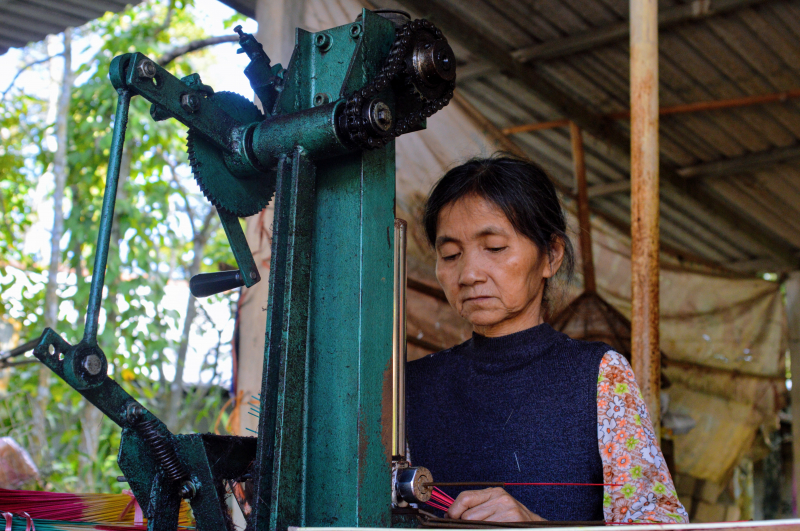 Những ngày cận kề cái Tết, ngoài làm hương vào ban ngày, bà Tuyết tranh thủ làm vào ban đêm để cung ứng ra thị trường.