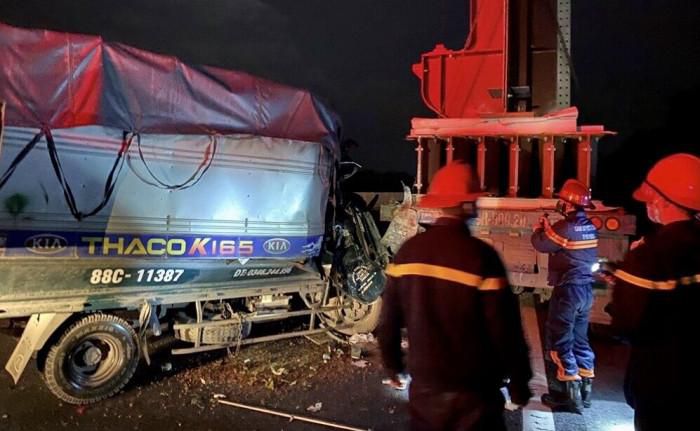Ô tô tải và xe đầu kéo va chạm ở cao tốc Hà Nội- Hải Phòng, 2 người tử vong
