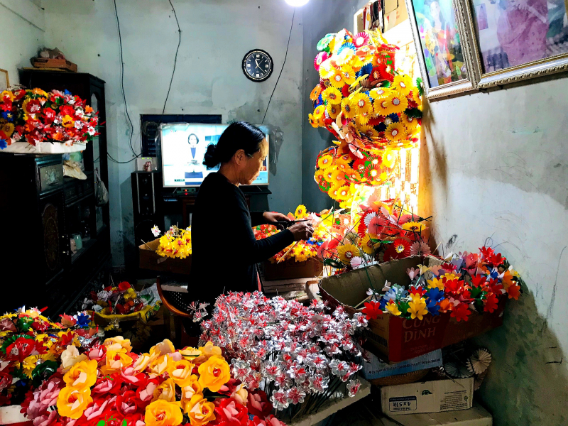 Bà Tâm cần mẩn làm hoa giấy.