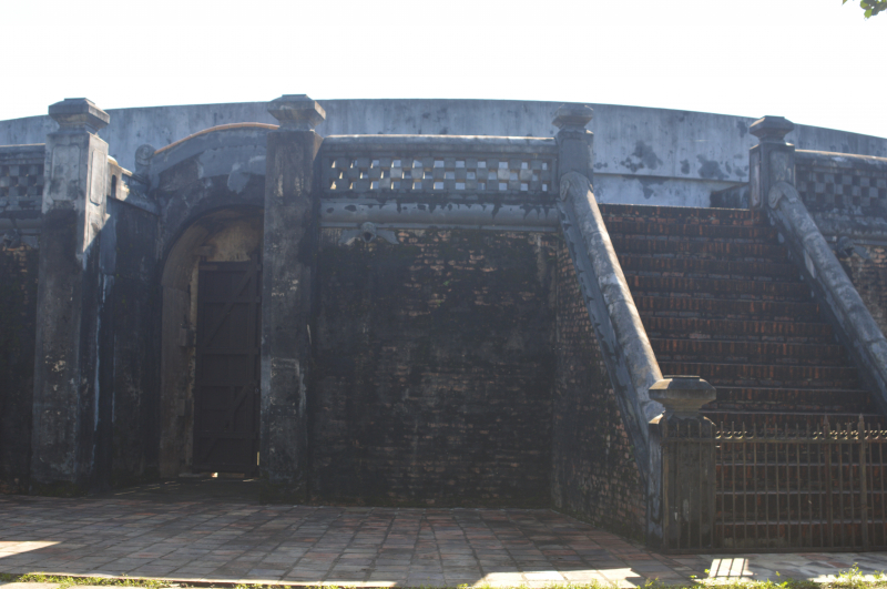 Các nhà nghiên cứu văn hóa Huế cho rằng, đấu trường Hổ Quyền là công trình có kiến trúc độc nhất vô nhị không chỉ ở Việt Nam, mà còn trên toàn thế giới dù về quy mô, nó không thể sánh bằng đấu trường nổi tiếng Colosseum của Ý.