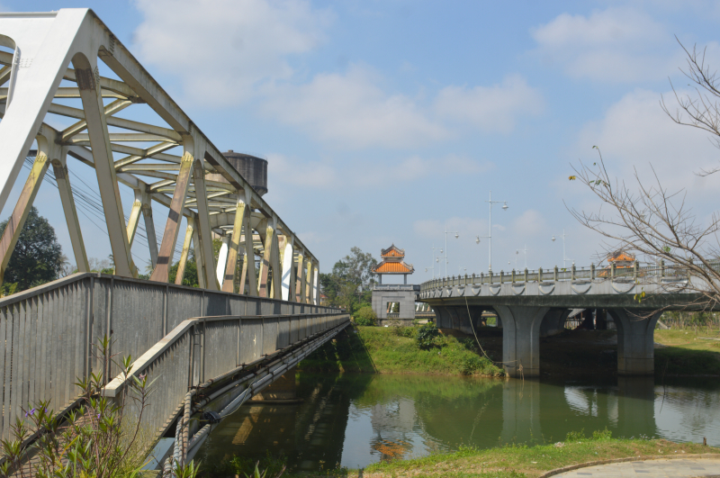 Khoảng 13 năm về trước, cạnh cầu sắt Bạch Hổ có một cây cầu được xây mới với tên gọi cầu đường bộ Bạch Hổ nối trục Quốc lộ 1A với bờ Nam sông Hương. Đến năm 2012, cầu được đổi tên là cầu Dã Viên. Ảnh: Tuấn Hiệp.