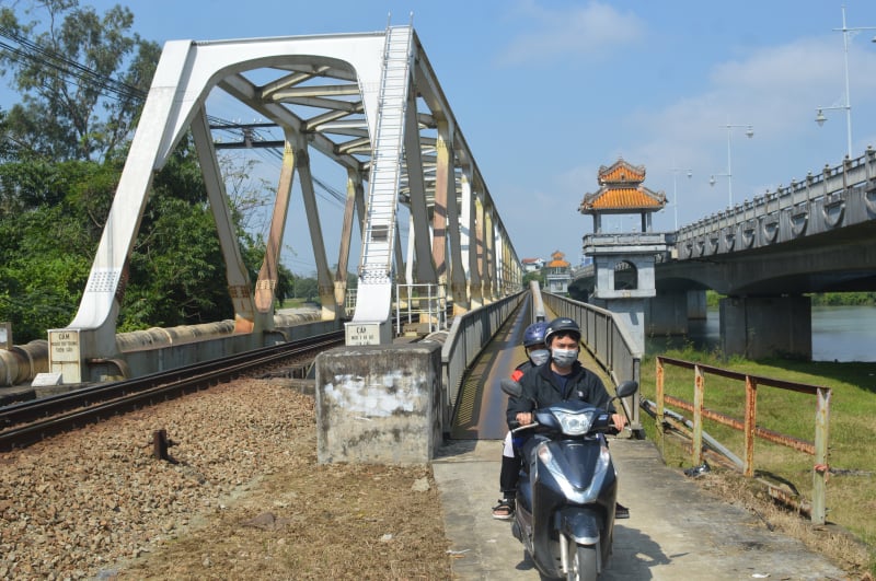 Tại cồn Dã Viên, có hai cây cầu mang tên Bạch Hổ và Dã Viên. Được xây dựng khi tuyến đường sắt Huế - Quảng Trị thiết lập năm 1908, hai cây cầu này có kết cấu bằng thép. Ảnh: Tuấn Hiệp.