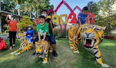 Các em nhỏ thích thú khi đến vui chơi tại một số công viên trong TP. Ảnh: VOV
