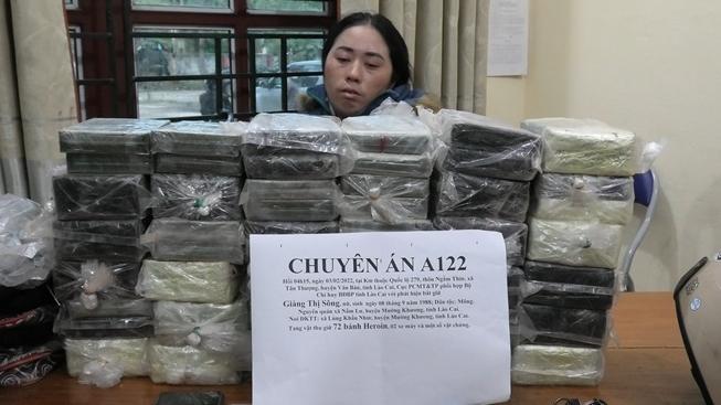 Đối tượng Giàng Thị Sông và tang vật 72 bánh heroin chở thuê bị biên phòng bắt giữ (Ảnh biên phòng tỉnh Lào Cai)