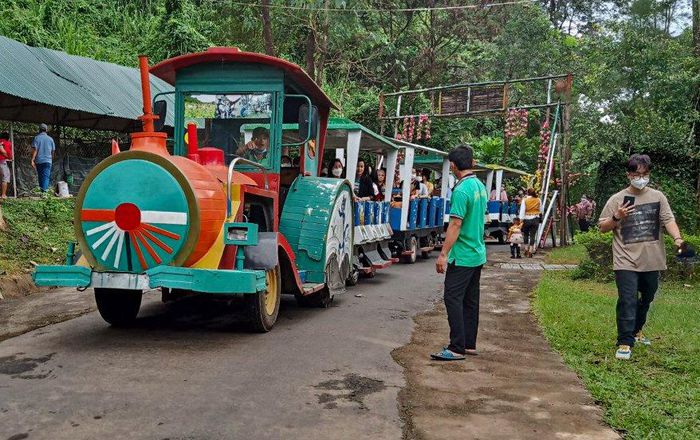 Gần 1.000 du khách đến tham quan khu du lịch Yang Bay ngày mùng 4 Tết. Ảnh: An Bình.