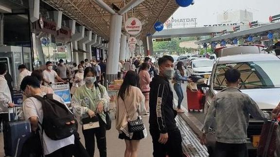 Khách trở lại TP.HCM đông đúc ngày cuối nghỉ Tết Nhâm Dần tại sân bay Tân Sơn Nhất. Ảnh: VNN