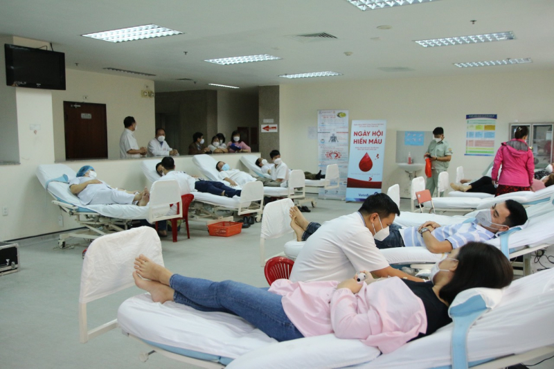 Gần 200 cán bộ viên chức Bệnh viện TW Huế đăng ký tham gia hiến máu và hiến tiểu cầu tình nguyện. Ảnh: BVCC.