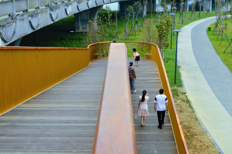 Ngoài cầu đi bộ gỗ lim ở ven sông Hương, hiện nay, ở Huế có thêm một cây cầu đi bộ đang được nhiều người dân Huế đến vui chơi, chụp ảnh.