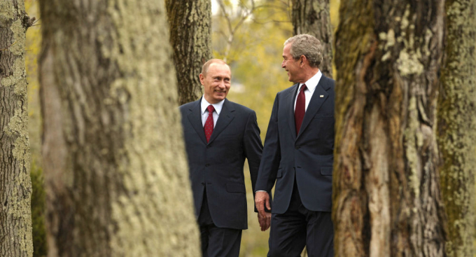 Tổng thống Nga Vladimir Putin và cựu Tổng thống Mỹ George W. Bush.