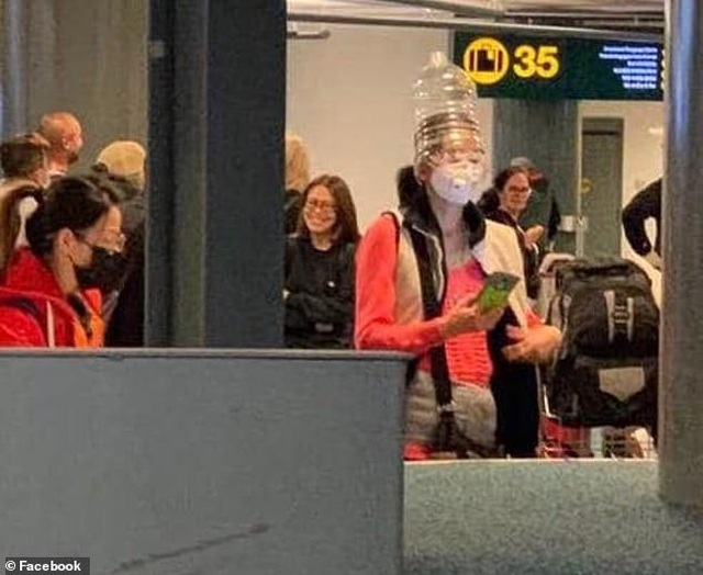 Bức ảnh khác tại sân bay Vancouver, Canada cho thấy một người phụ nữ đội thùng đựng nước nhựa trên đầu.
