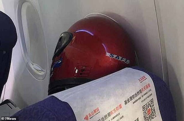 Một người đàn ông thậm chí đội mũ bảo hiểm xe máy trong chuyến bay từ Thượng Hải đến Perth (Australia).