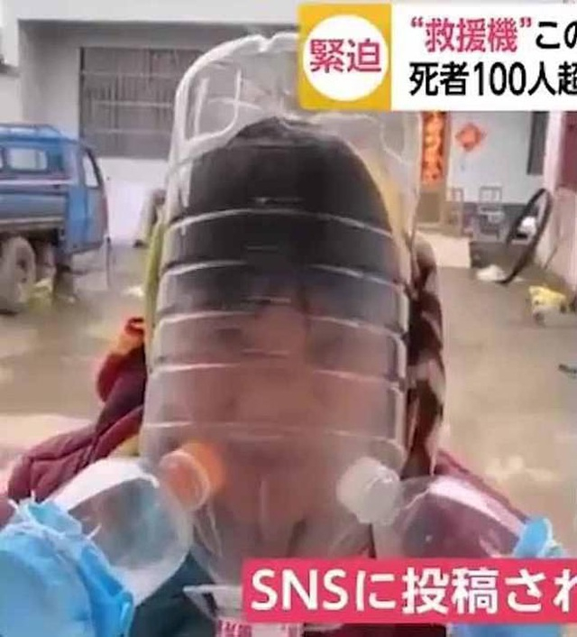 Nhiều người tự chế mặt nạ bằng các vỏ chai nhựa đựng nước để tránh virus Corona.
