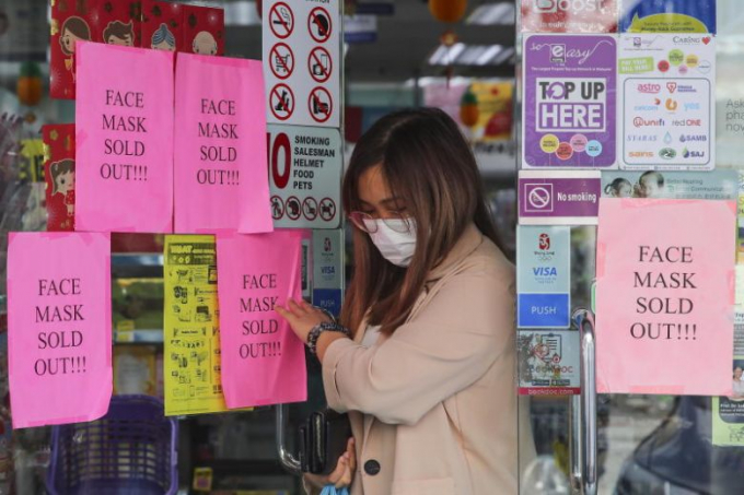 Một người phụ nữ rời khỏi một hiệu thuốc ở Kuala Lumpur, Malaysia, hôm 30/1/2020.