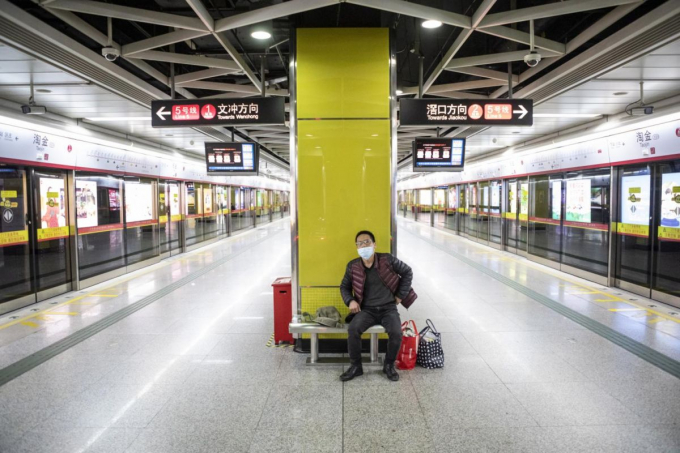 Người đàn ông đang chờ tàu trong ga tàu điện ngầm vắng vẻ ở Quảng Châu.
