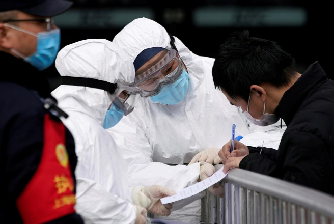 Các chuyên gia y tế kiểm dịch virus corona Vũ Hán tại ga đường sắt Thượng Hải hôm 2/2.