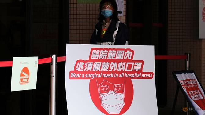 Dấu hiệu cảnh báo sức khỏe được nhìn thấy bên ngoài một bệnh viện ở Hong Kong sau khi dịch virus corona bùng phát.