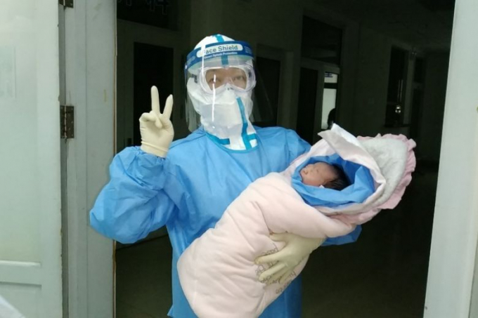 Bé gái có mẹ bị nhiễm virus corona Vũ Hán chào đời khỏe mạnh tại Cáp Nhĩ Tân vào ngày 30/1, nặng 3,05kg.