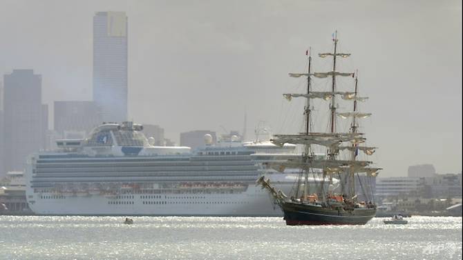 Tàu du lịch Diamond Princess bị cách ly tại cảng Yokohama trong khi các cơ quan y tế kiểm tra tất cả 2.500 hành khách và 1.000 thành viên thủy thủ đoàn về virus corona Vũ Hán.
