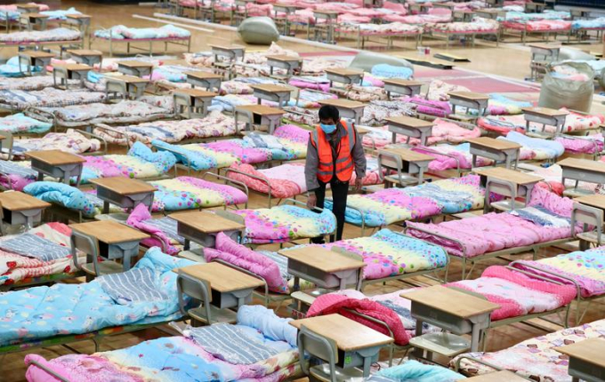Một người đang kiểm tra các giường tại sân vận động Hồng Sơn để chuyển nó thành một bệnh viện tạm thời hôm 4/2.
