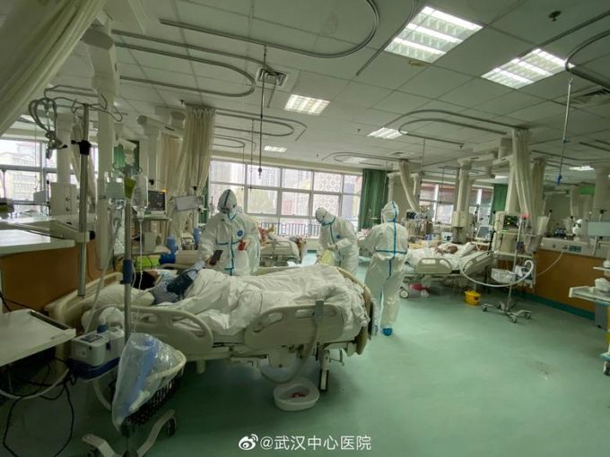 Nhân viên y tế chăm sóc bệnh nhân tại Bệnh viện Trung ương Vũ Hán.
