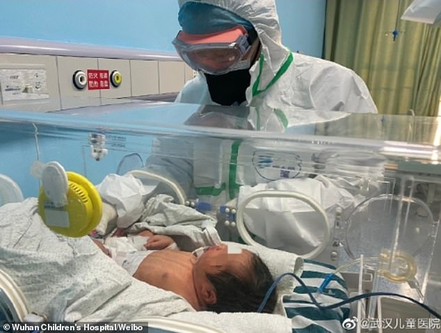 Một bức ảnh được phát hành bởi Bệnh viện Nhi Vũ Hán cho thấy một nhân viên y tế đang chăm sóc em bé bị chẩn đoán mắc chủng virus corona mới.
