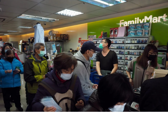 Mọi người đang mua khẩu trang ở Đài Loan.
