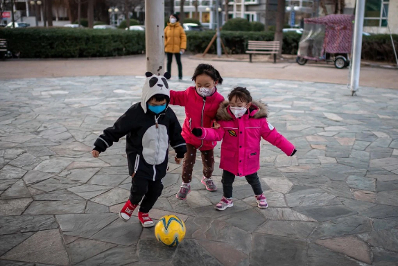 Các em nhỏ đang chơi trong một khu chung cư ở Bắc Kinh vào tháng trước.