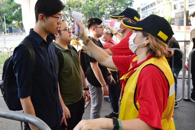 Du khách được kiểm tra nhiệt độ trước khi tham gia cuộc diễu hành Cuộc diễu hành Chingay hôm 31/1/2020.