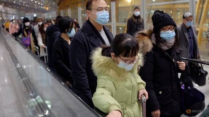 Mọi người đeo khẩu trang ở Sân bay Quốc tế Bắc Kinh.