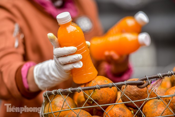 Mỗi chai nước cam này có giá khoảng 15.000 đồng. Ảnh: Tiền Phong.