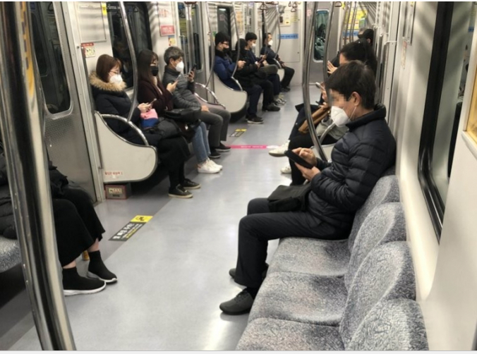 Chỉ có một vài hành khách đi tàu điện ngầm ở thành phố Daegu hôm 21/2 vì Covid-19.