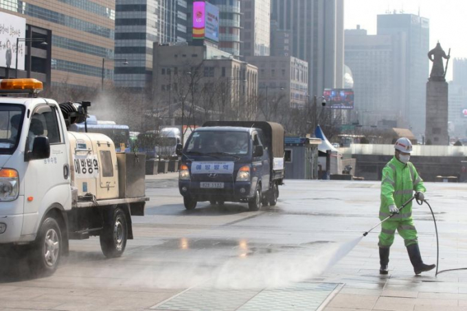 Các quan chức khử trùng đường phố tại quảng trường Gwanghwamun ở Seoul, Hàn Quốc hôm 20/2.